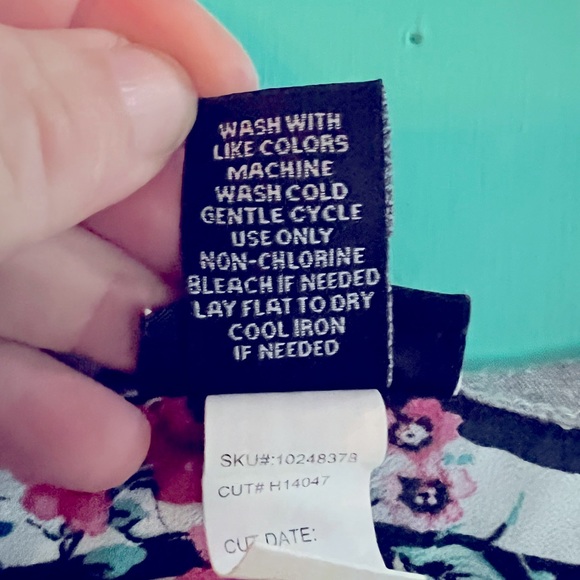 Torrid sheer floral stripe 3/4 sleeve raglan top - Picture 3 of 4